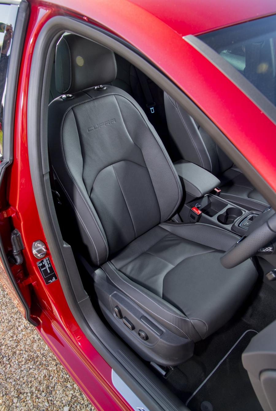 Интерьер Seat Leon Cupra 300 2017 года  (UK) (фото 8 из 40)